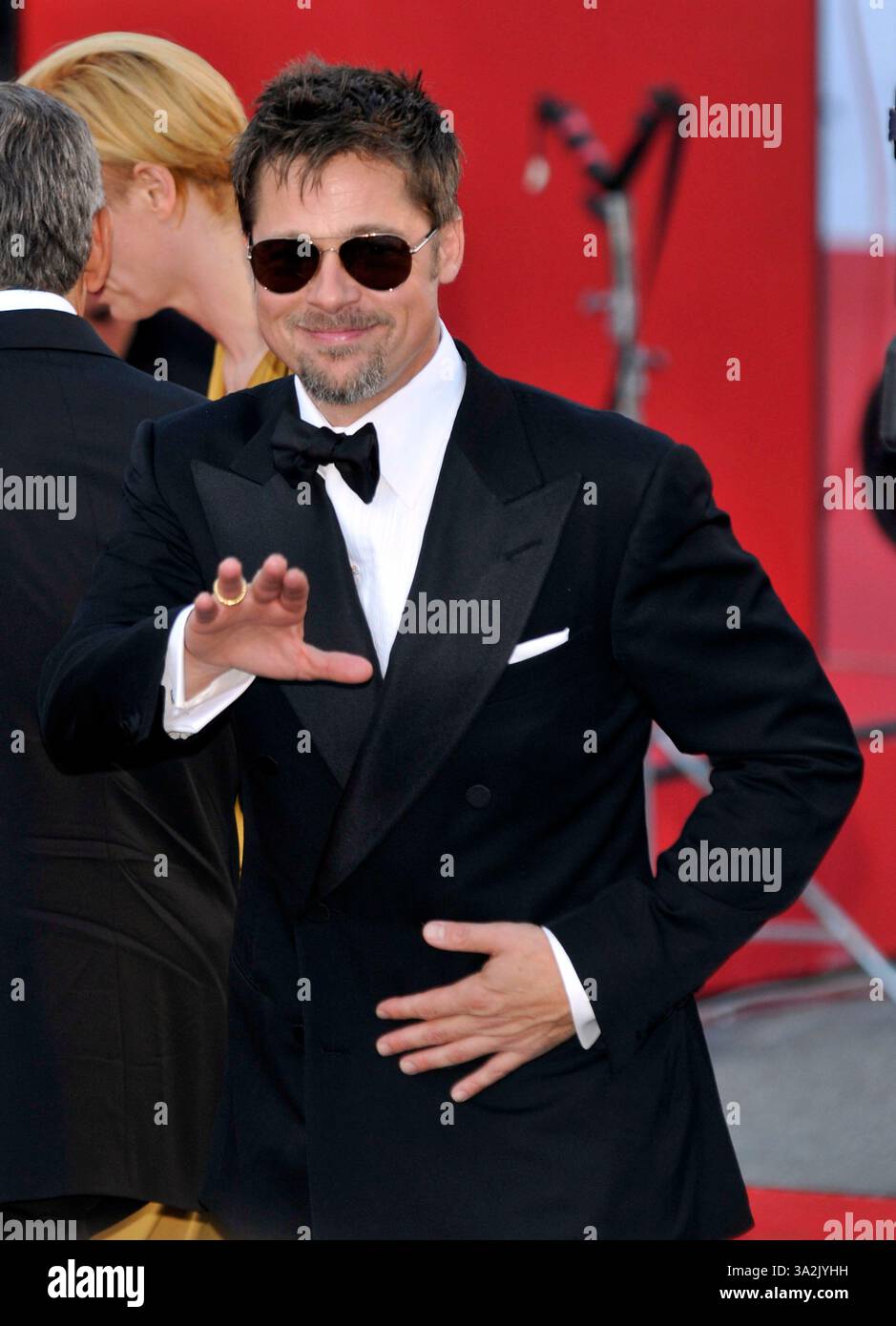BRAD PITT. „Burn After Reading“ Filmpremiere und Eröffnungszeremonie. 65. Filmfestival Venedig, Italien 27. August 2008. Halber Smoking Dinner-Anzug dj winkend Flieger Sonnenbrille Handschleife schwarz .CAP/PL.¬ Phil Loftus/Capital Pictures Stockfoto