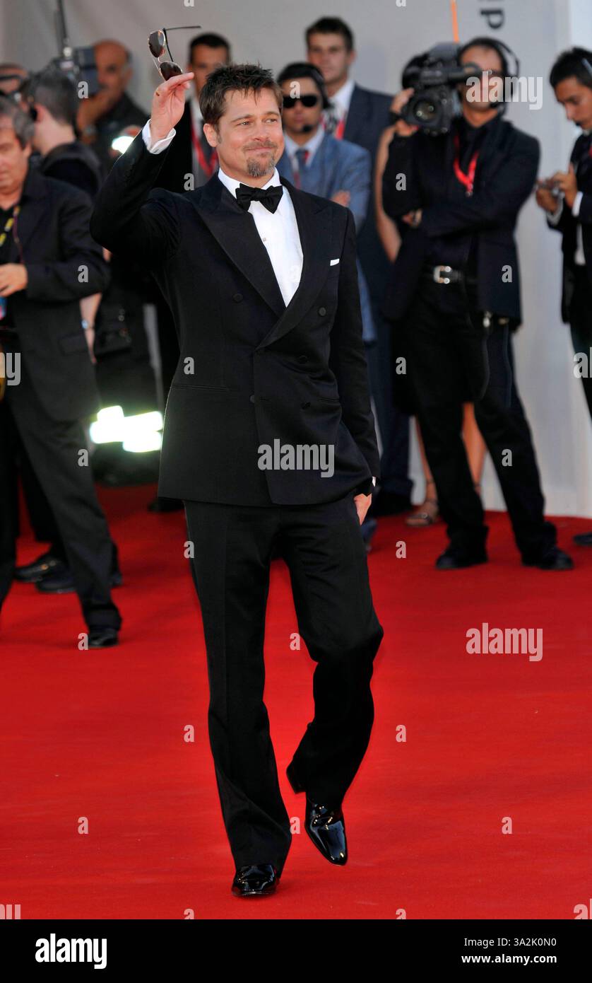 BRAD PITT. „Burn After Reading“ Filmpremiere und Eröffnungszeremonie. 65. Filmfestival von Venedig. Venedig, Italien 27. August 2008. Dinner-Anzug in voller Länge, dj, der mit schwarzer Fliege die Hand winkt. CAP/PL.¬ Phil Loftus/Capital Pictures Stockfoto