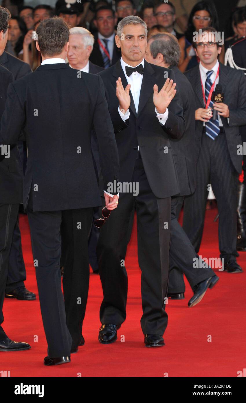 GEORGE CLOONEY. „Burn After Reading“-Filmpremiere und Eröffnungszeremonie. 65. Filmfestival in Venedig.. Venedig, Italien 27. August 2008. Dinner-Anzug in voller Länge, dj-Hände lustige schwarze Fliege .CAP/PL.¬ Phil Loftus/Capital Pictures Stockfoto