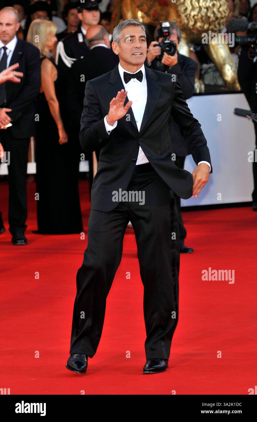 GEORGE CLOONEY. „Burn After Reading“ Filmpremiere und Eröffnungszeremonie. 65. Filmfestival von Venedig. Venedig, Italien 27. August 2008. Dinner-Anzug in voller Länge, dj mit schwarzer Fliege. CAP/PL.¬ Phil Loftus/Capital Pictures Stockfoto