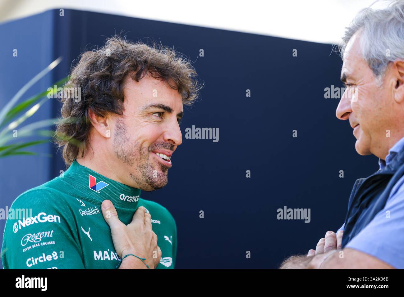 13. März 2025: MELBOURNE, AUSTRALIEN – 13. MÄRZ: Fernando Alonso aus Spanien und das Aston Martin Aramco F1 Team sprechen mit Carlos Sainz SNR vor dem Großen Preis von Australien 2025 im Albert Park in Melbourne, Australien (Foto: © Chris Putnam/ZUMA Press Wire) NUR ZUR REDAKTIONELLEN VERWENDUNG! Nicht für kommerzielle ZWECKE! Stockfoto
