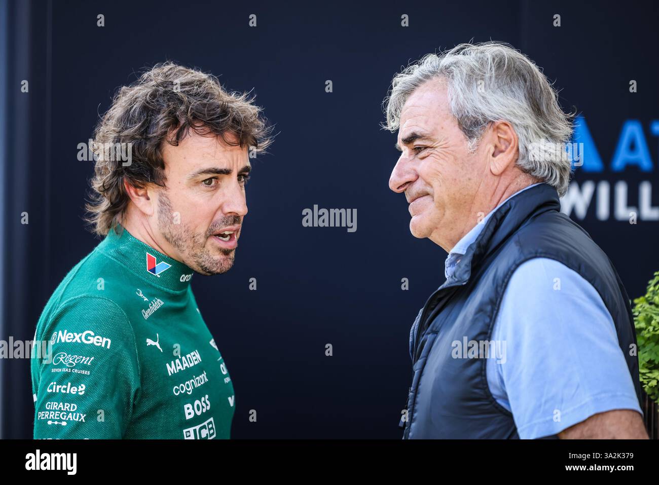 13. März 2025: MELBOURNE, AUSTRALIEN – 13. MÄRZ: Fernando Alonso aus Spanien und das Aston Martin Aramco F1 Team sprechen mit Carlos Sainz SNR vor dem Großen Preis von Australien 2025 im Albert Park in Melbourne, Australien (Foto: © Chris Putnam/ZUMA Press Wire) NUR ZUR REDAKTIONELLEN VERWENDUNG! Nicht für kommerzielle ZWECKE! Stockfoto