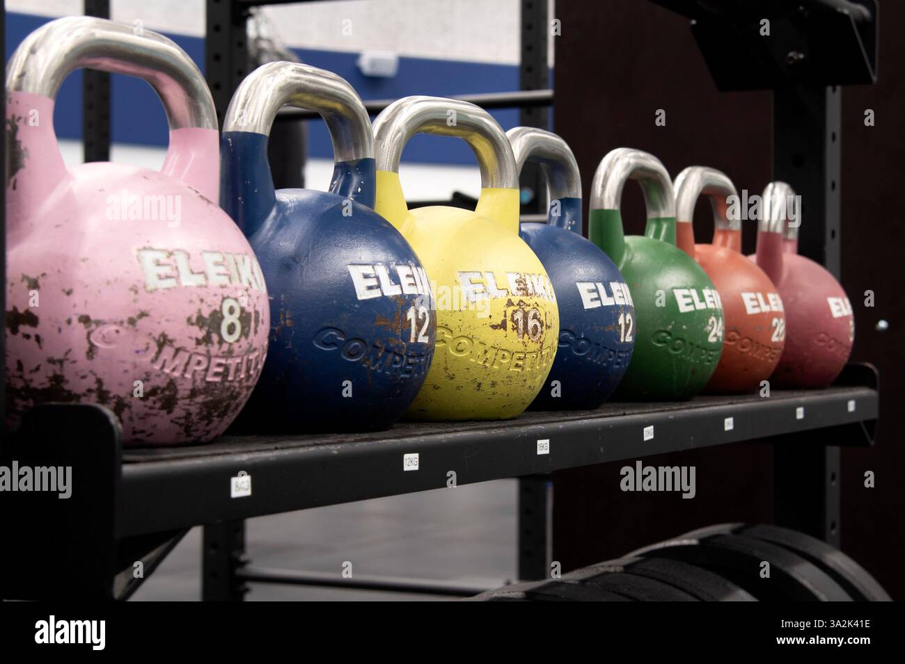 Kettlebells auf dem Regal in Bosön Stockfoto