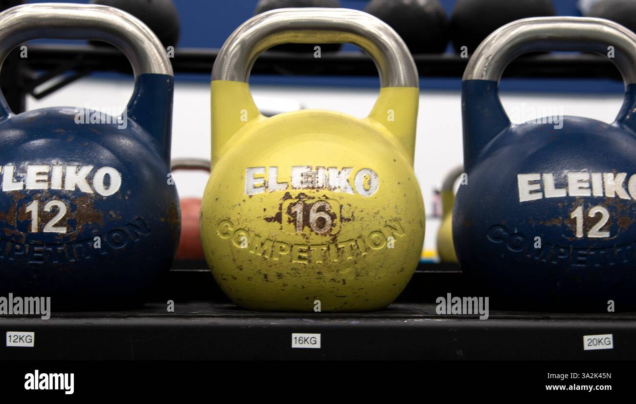 Kettlebells auf dem Regal in Bosön Stockfoto
