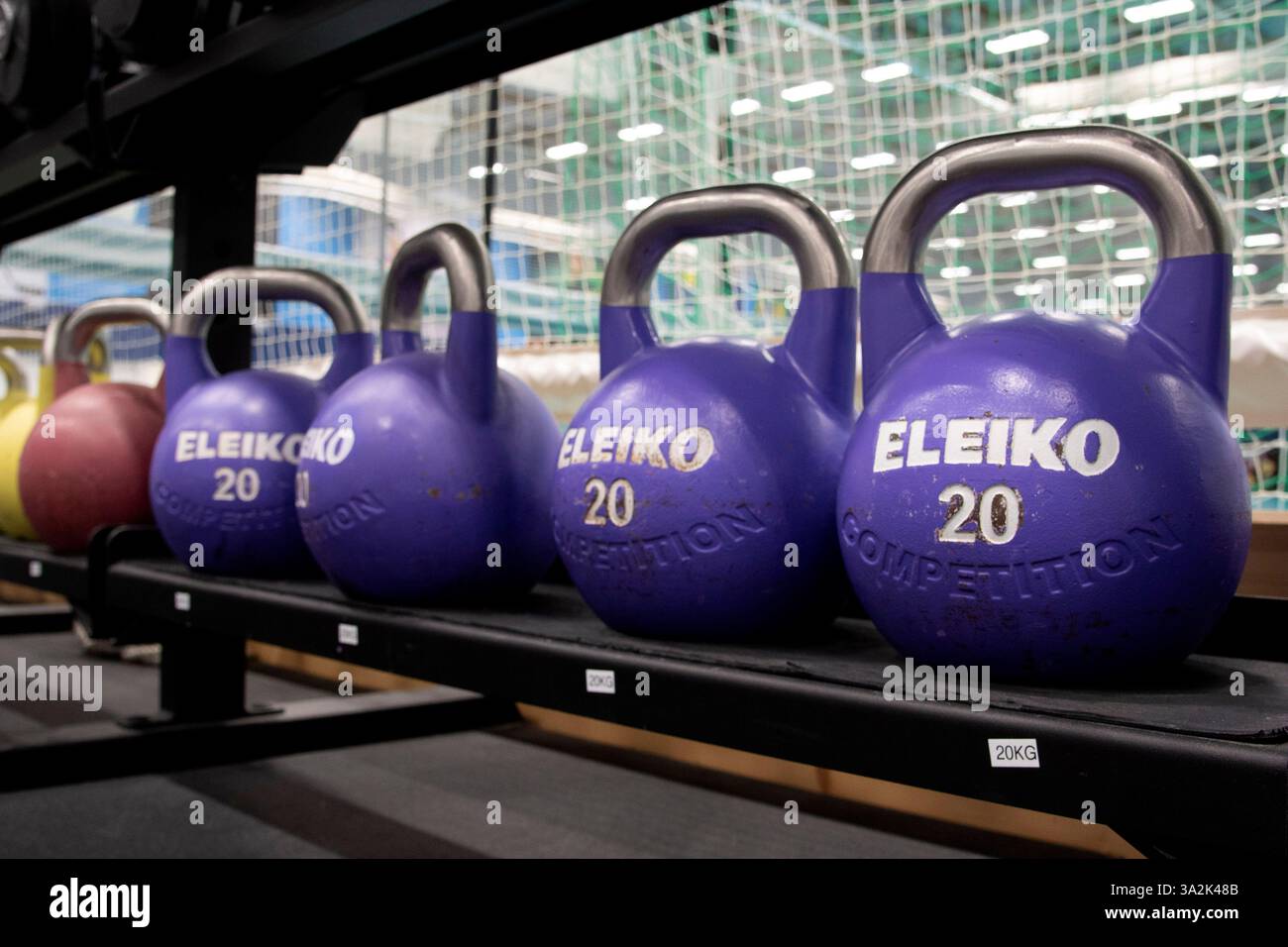 Kettlebells auf dem Regal in Bosön Stockfoto