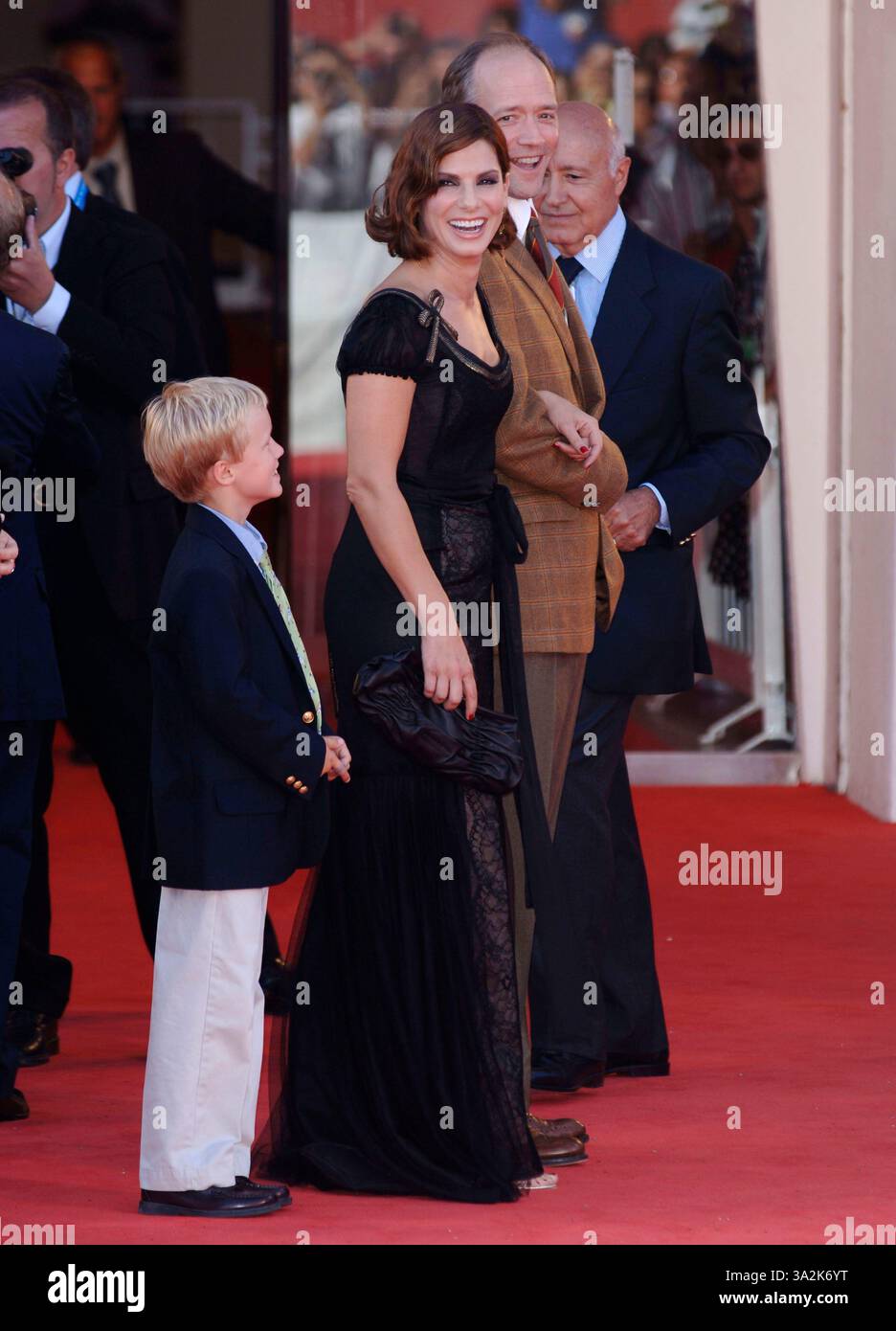 HENRY, SANDRA BULLOCK UND DOUGLAS MCGRATH. 'Infamous' Premiere am zweiten Tag des 63. Internationalen Filmfestivals Venedig, Italien..31. August 2006.Ref: PL.ganzjähriges schwarzes Kleid transparenter Chiffon Vater Sohn family.www.capitalpictures.com.sales@capitalpictures.com.©Phil Loftus/Capital Bilder Stockfoto