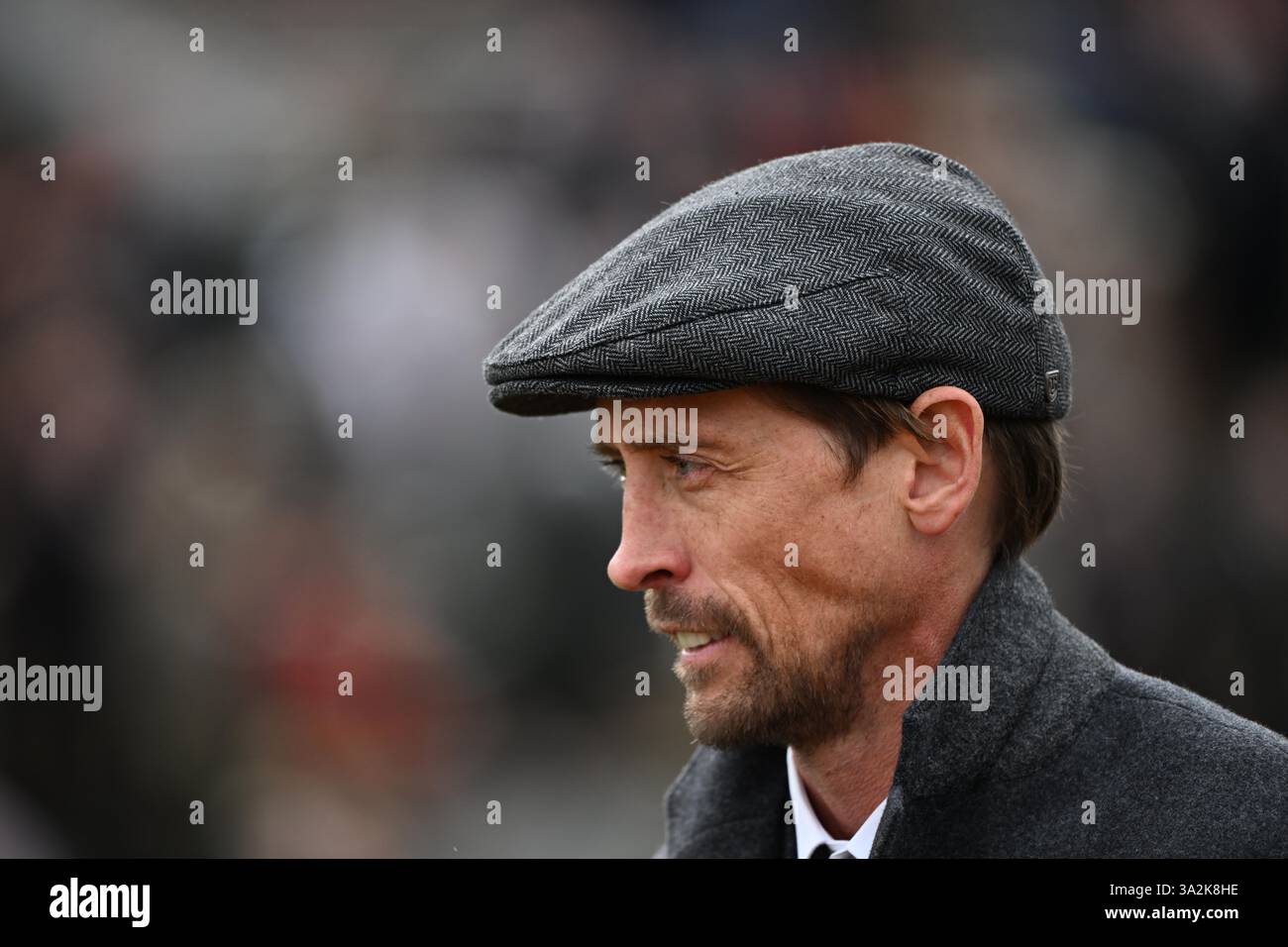 Cheltenham, Gloucestershire, England: 13. März 2025; 2025 Cheltenham Festival Day 3; Peter Crouch beobachtet das erste Rennen Stockfoto