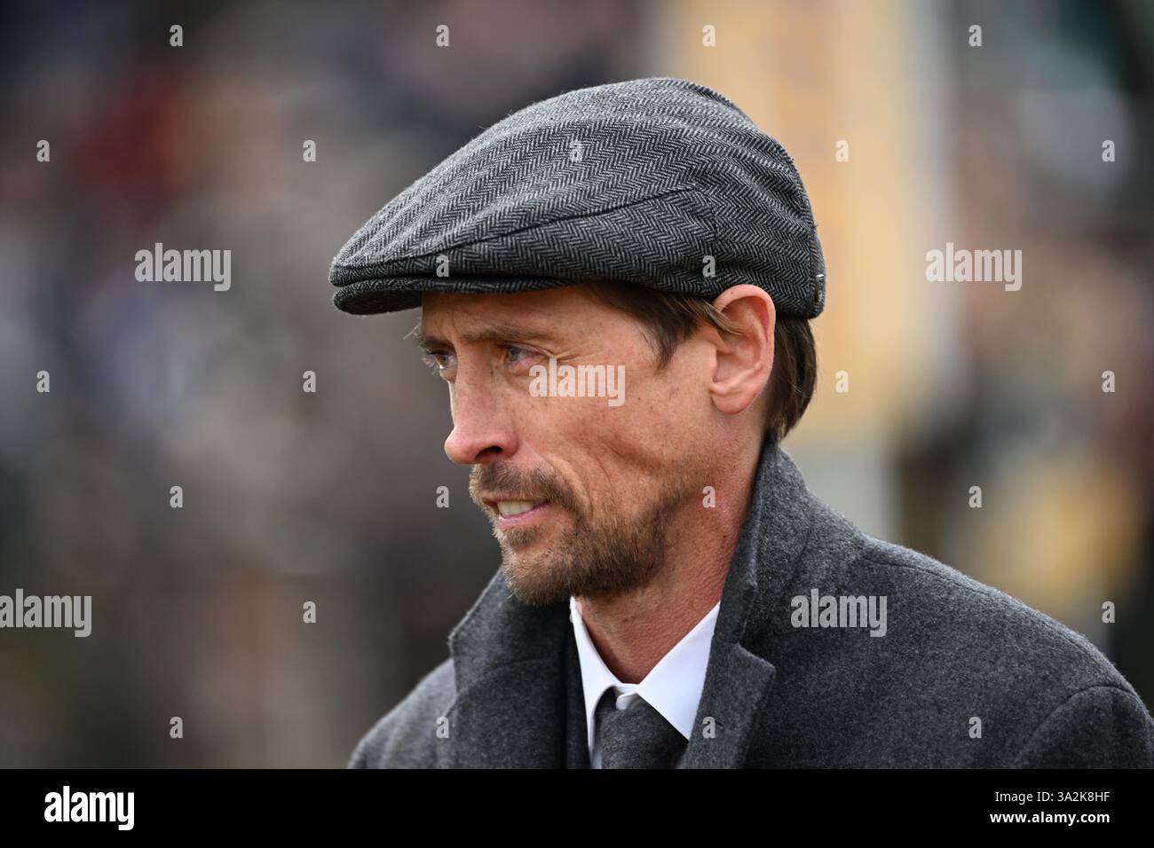 Cheltenham, Gloucestershire, England: 13. März 2025; 2025 Cheltenham Festival Day 3; Peter Crouch beobachtet das erste Rennen Stockfoto