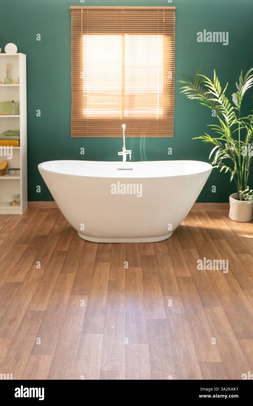 Ein modernes Bad mit stilvoller freistehender Badewanne und natürlichen Akzenten Stockfoto
