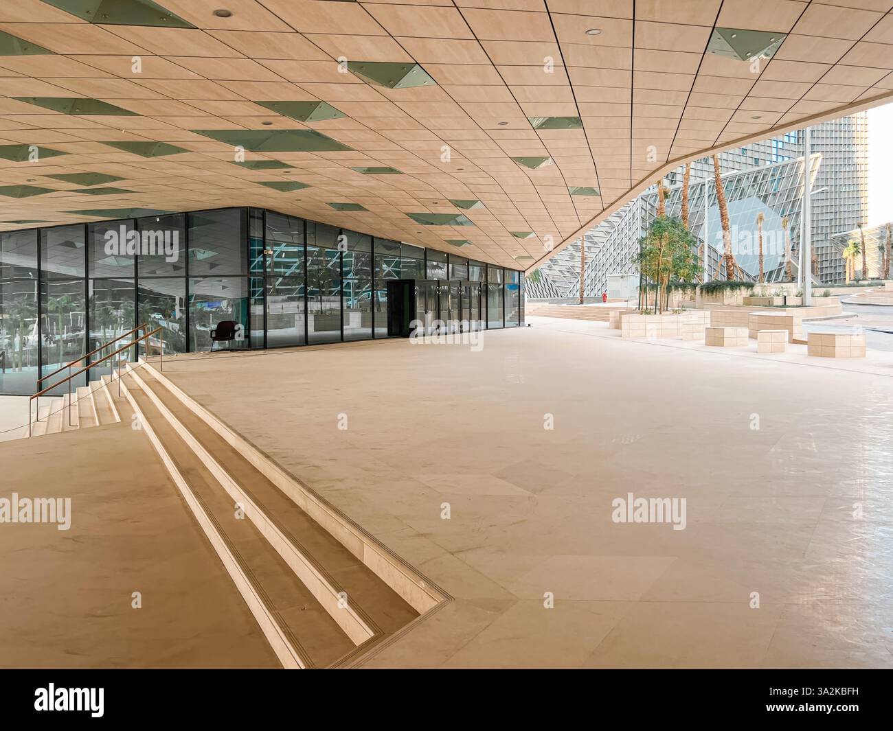Moderne geometrische Architektur im King Abdullah Financial District Stockfoto