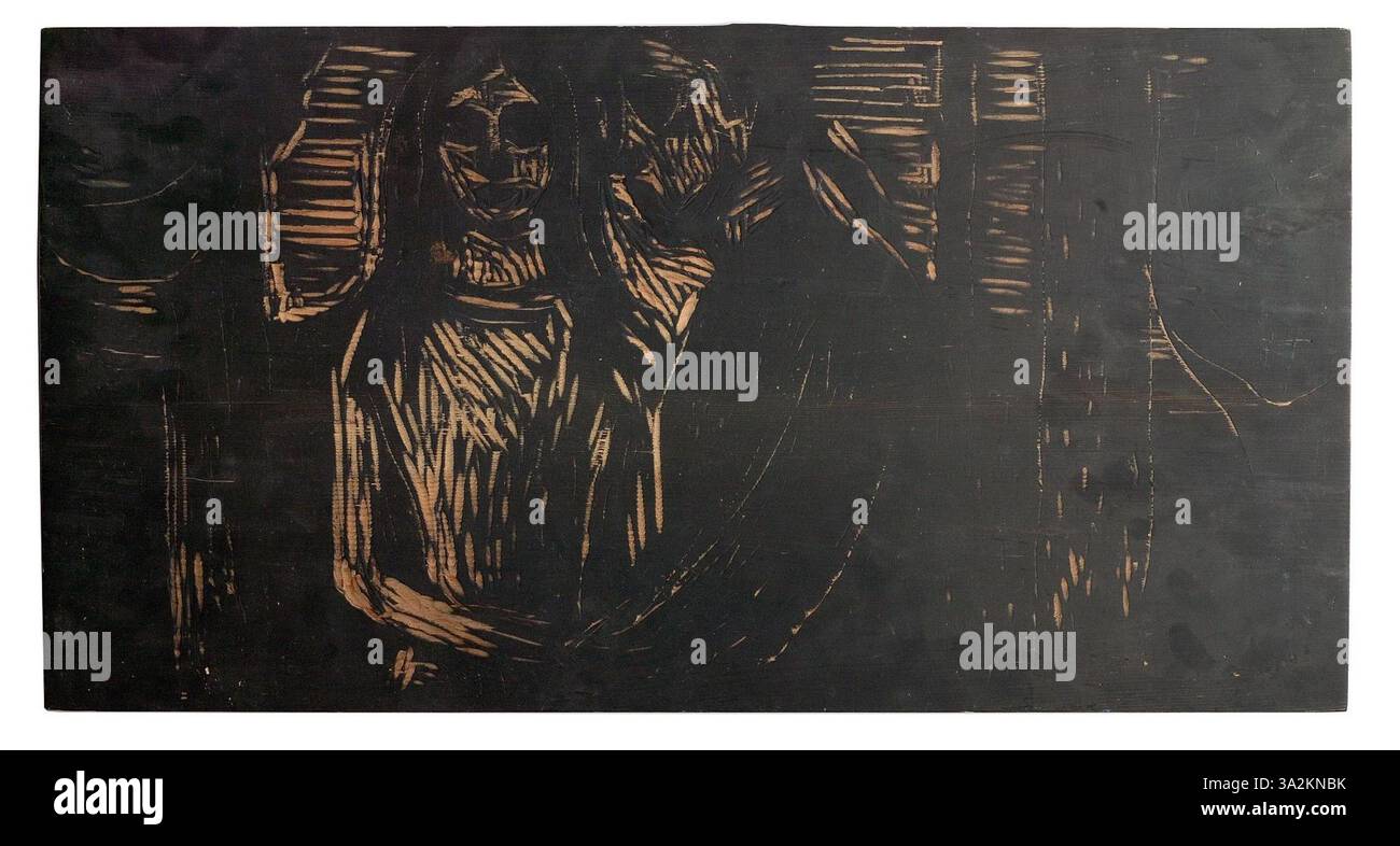 „Junges Paar in einem Fichtenwald“ zeigt ein Paar, das durch einen dichten Fichtenwald geht und ein Gefühl von Intimität und ruhiger Verbindung vermittelt. Die Waldlage verleiht der Szene eine atmosphärische Tiefe. Stockfoto