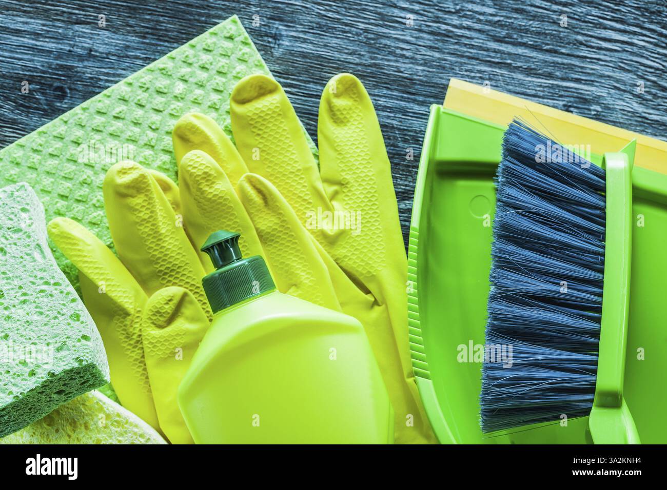 Set mit Haushaltswaschgeräten auf Holzbrett Stockfoto