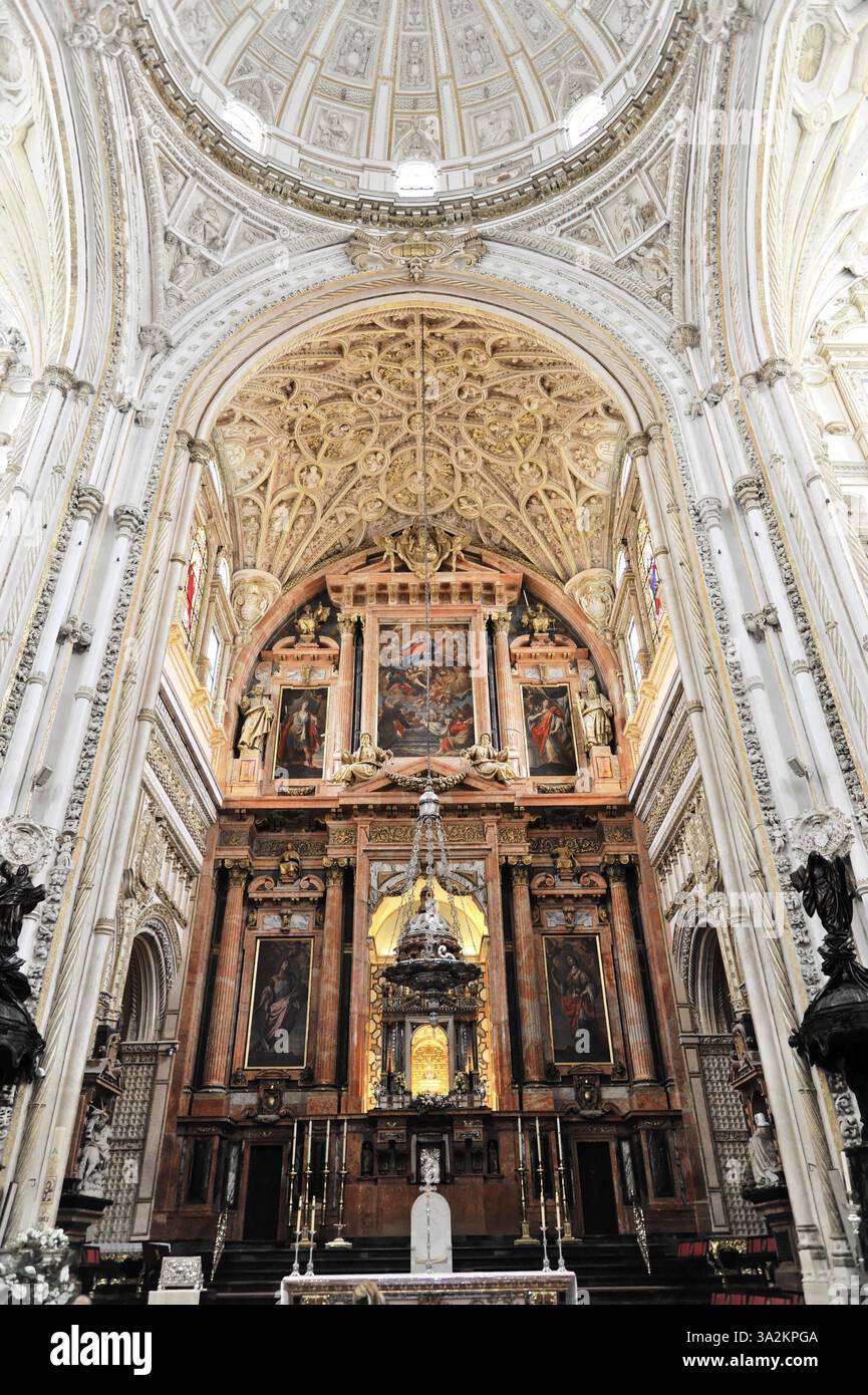 La Mezquita, Moschee, Kathedrale von Cordoba, Cordoba, Andalusien, Spanien, Europa, Inneres einer Kirche mit barocker Kuppel und prächtigen Altären, reich an A Stockfoto