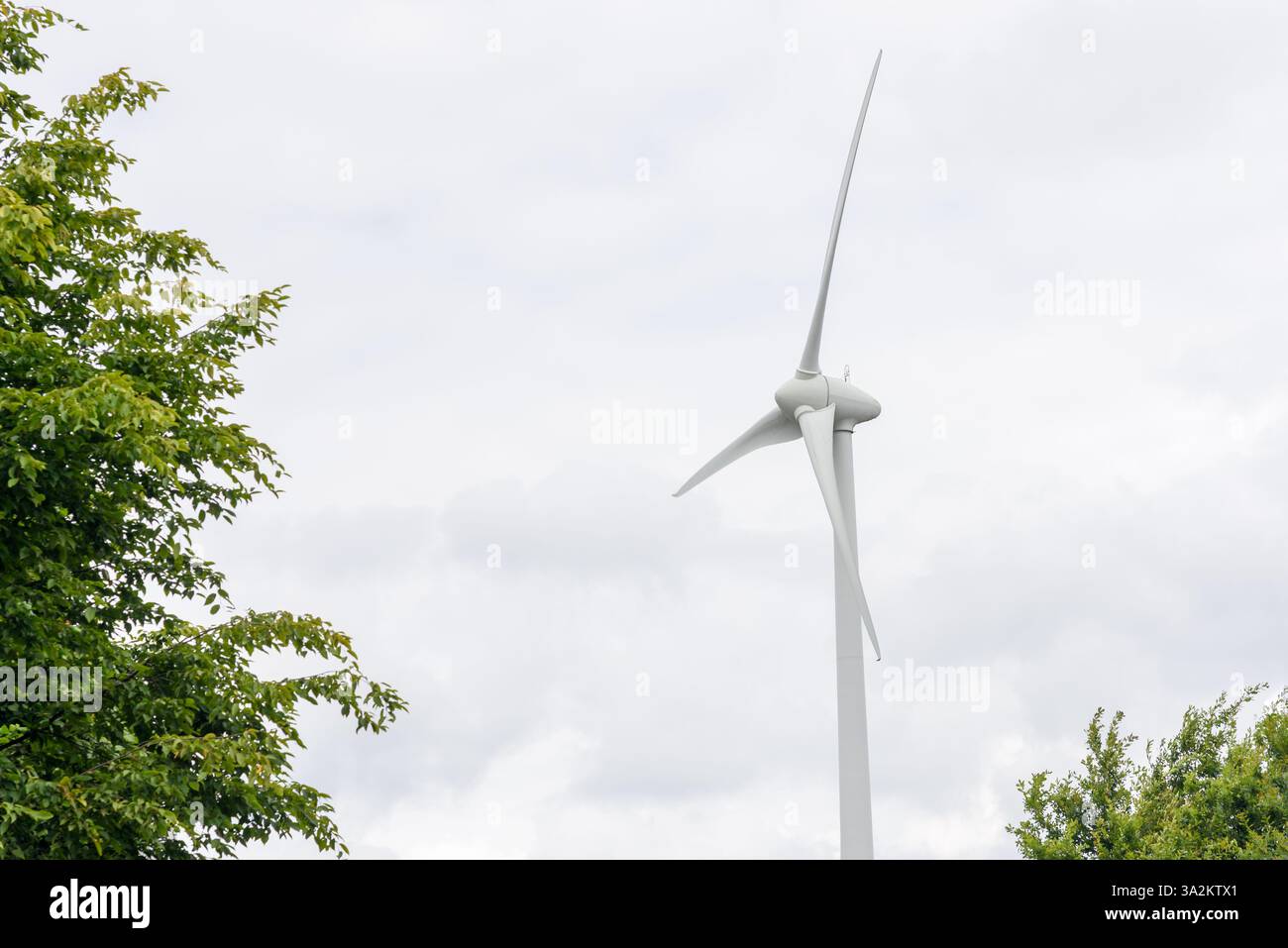 Blick auf eine einsame Windturbine vor bewölktem Himmel Stockfoto