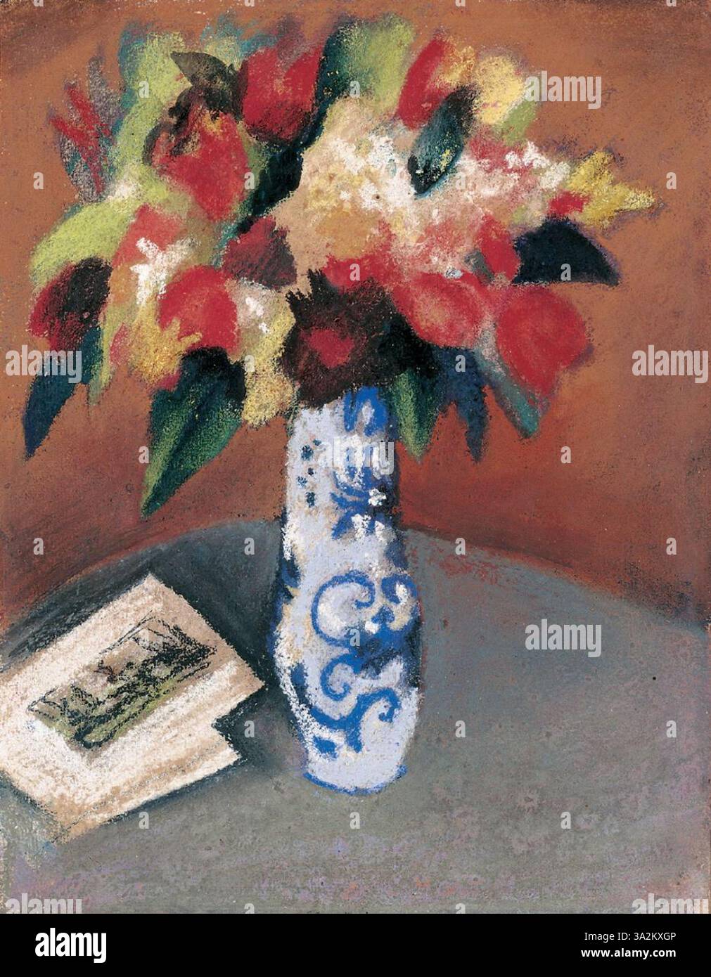 Tulpenstrauss in (Tulpenstrauß) von August Macke zeigt einen farbenfrohen Tulpenstrauß, der in einer Vase angeordnet ist. Die Arbeit konzentriert sich auf die lebendigen Töne und zarten Formen der Blumen. Stockfoto