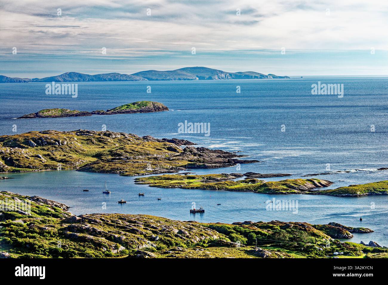 Südlich über den Hafen von Derrynane und Abbey Island auf der Halbinsel Iveragh, Kerry, Irland, Dursey Island in der Ferne Stockfoto