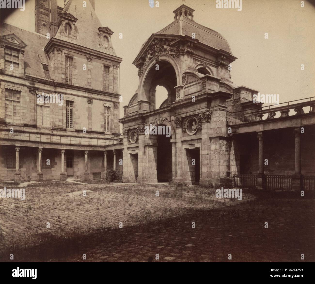 Eugène Atget fotografiert 1903 das Château de Fontainebleau, das die Pracht des Gebäudes und seine Bedeutung als königliches französisches Wahrzeichen unterstreicht. Stockfoto