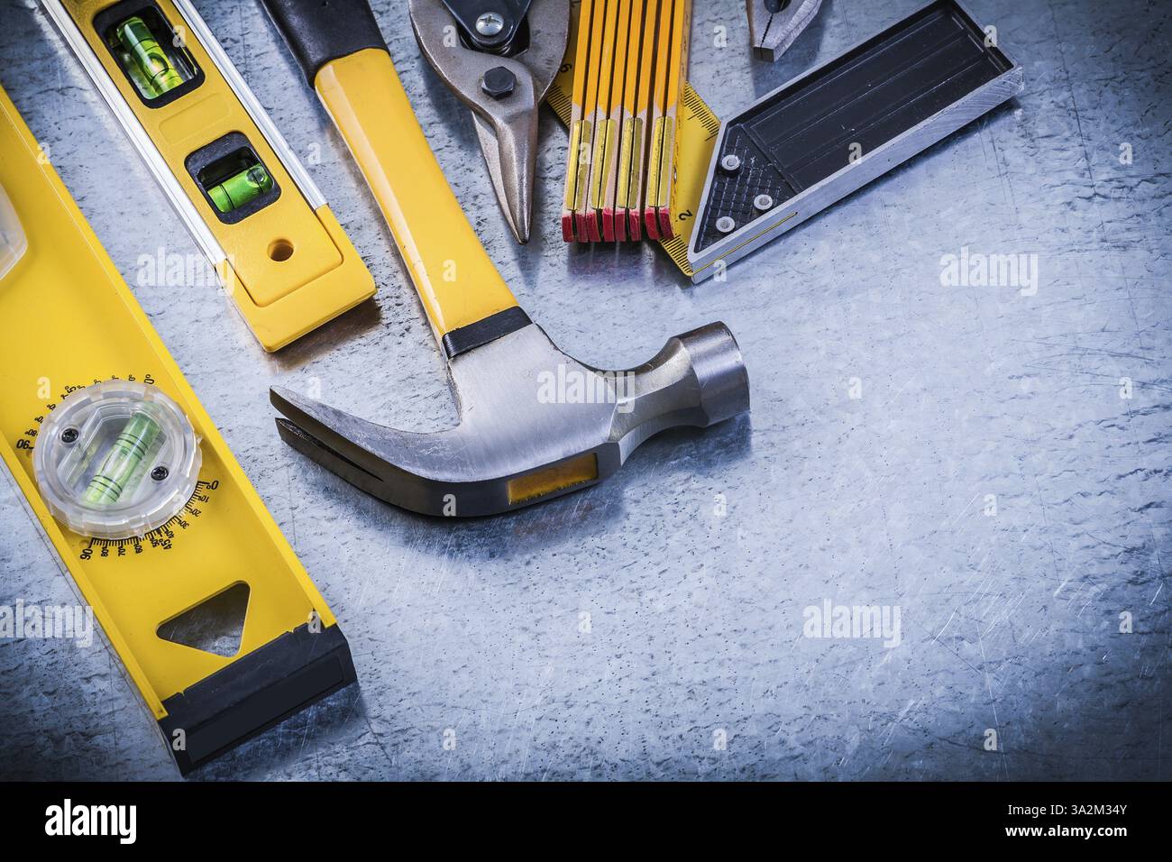 Quadratisches Lineal, Bauhöhe, Hammerzange, Stahlschneider, Holzmessgerät Stockfoto