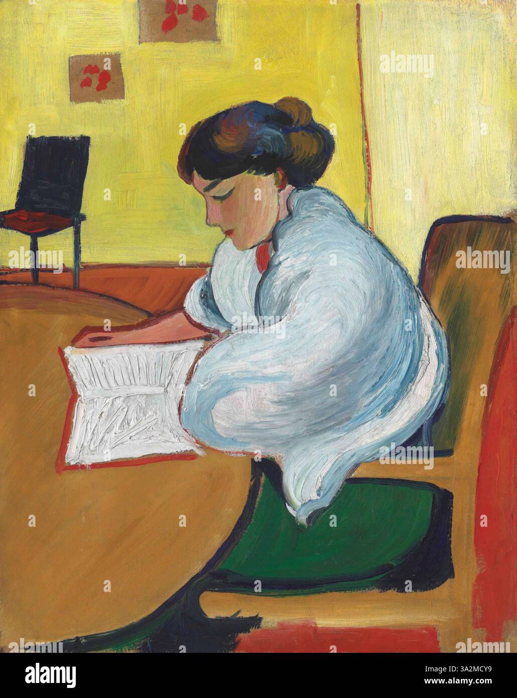 „Lesende Frau“ von August Macke zeigt eine Frau, die in einem ruhigen Innenraum liest. Das Stück verwendet sanfte Farben und fließende Linien, um eine ruhige Atmosphäre zu schaffen. Stockfoto
