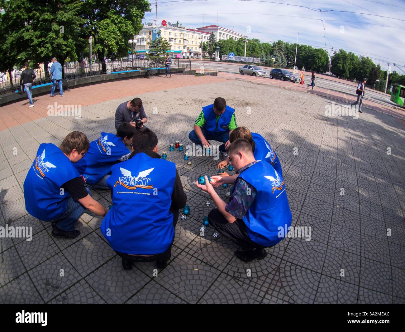 22. Juni 2014 - in Luhansk Jahrestag des Großen Vaterländischen Krieges, sagte eine kleine Gruppe von NGO-Aktivisten ''Bulat''' und ''Junge Garde'' -- der große Vaterländische Krieg begann am 22. Juni 1941: Hitler, ohne den Krieg zu erklären, marschierte in die Sowjetunion ein. Putin erklärte eine „militärische Übungen“-Division des Zentralen Militärbezirks, die in voller Kampfbereitschaft aufgeführt war. Die Panzergruppe konzentrierte sich auf die Grenzen Ukrane. (Bild: © Igor Golovniov/ZUMA Wire/ZUMAPRESS.com) Stockfoto