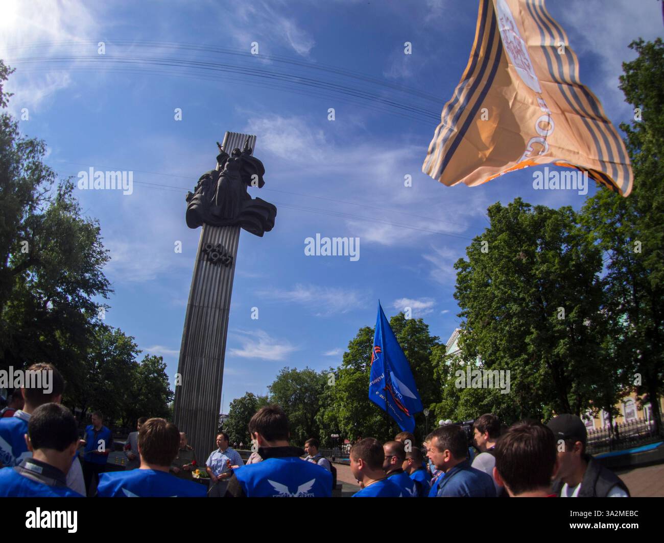 22. Juni 2014 - in Luhansk Jahrestag des Großen Vaterländischen Krieges, sagte eine kleine Gruppe von NGO-Aktivisten ''Bulat''' und ''Junge Garde'' -- der große Vaterländische Krieg begann am 22. Juni 1941: Hitler, ohne den Krieg zu erklären, marschierte in die Sowjetunion ein. Putin erklärte eine „militärische Übungen“-Division des Zentralen Militärbezirks, die in voller Kampfbereitschaft aufgeführt war. Die Panzergruppe konzentrierte sich auf die Grenzen Ukrane. (Bild: © Igor Golovniov/ZUMA Wire/ZUMAPRESS.com) Stockfoto