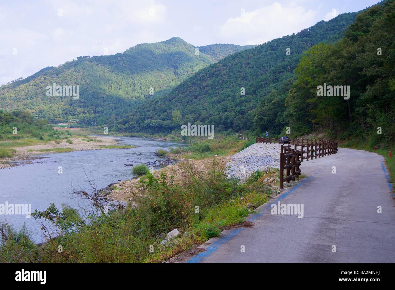 Gokseong County, Südkorea - 3. Oktober 2021: Ein malerischer Abschnitt des Seomjingang Bike Path folgt der Kurve des Seomjin River mit Wäldern Stockfoto