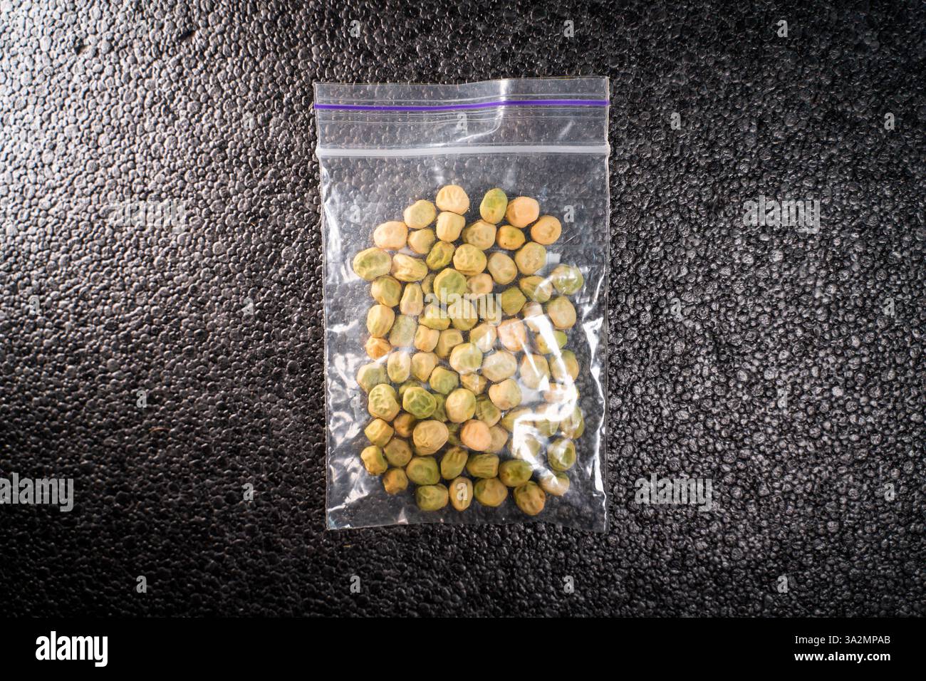 Erbsensamen in einer transparenten Kunststoffverpackung Nahaufnahme. Stockfoto