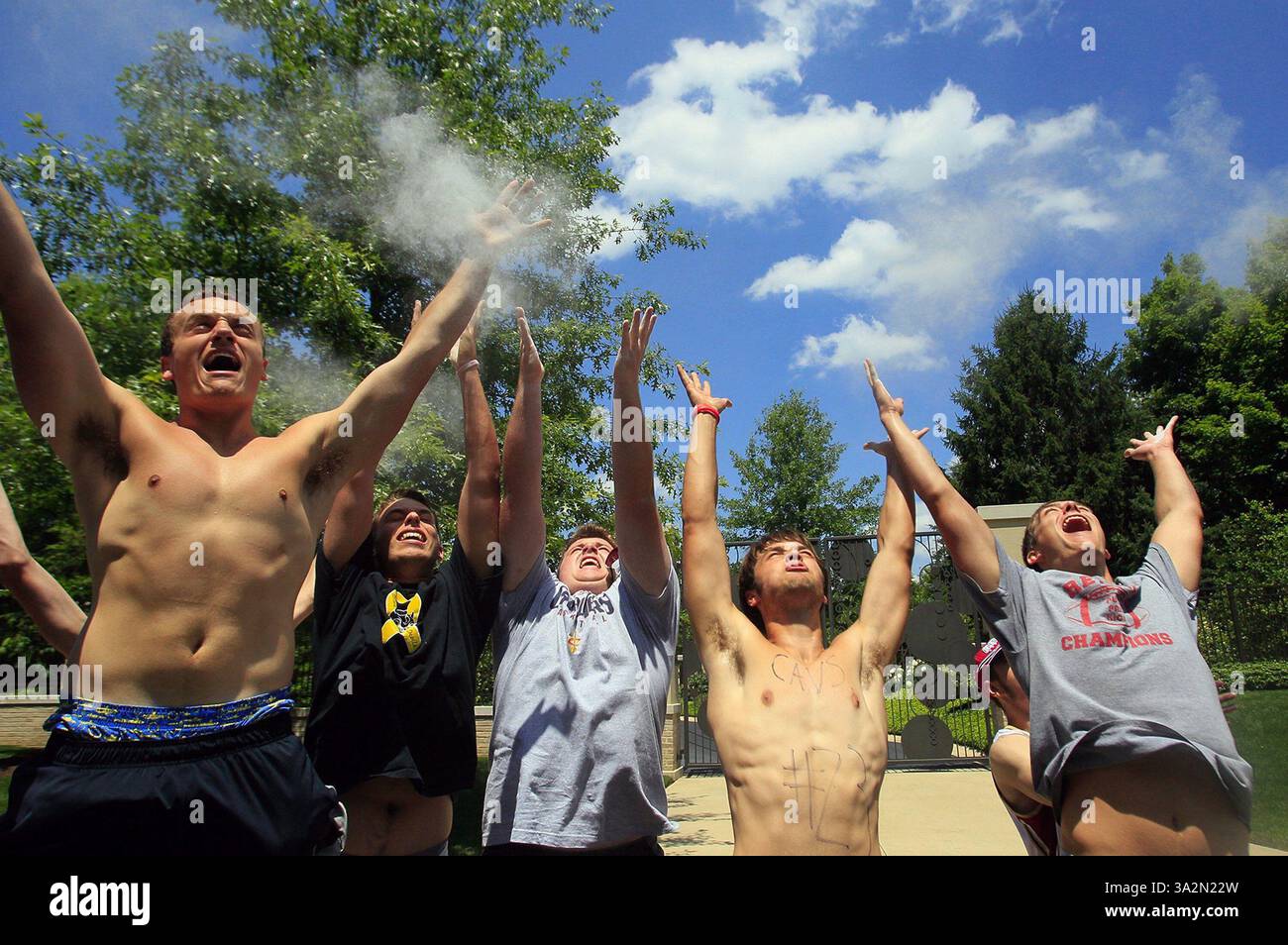 11. Juli 2014 – Copley Township, Ohio, USA – Fans feiern vor LeBron James' Haus in Copley Township, Ohio, nachdem er gehört hat, dass er für die Cleveland Cavaliers wieder spielt. (Kreditbild: © Karen Schiely/MCT/ZUMA Wire) Stockfoto
