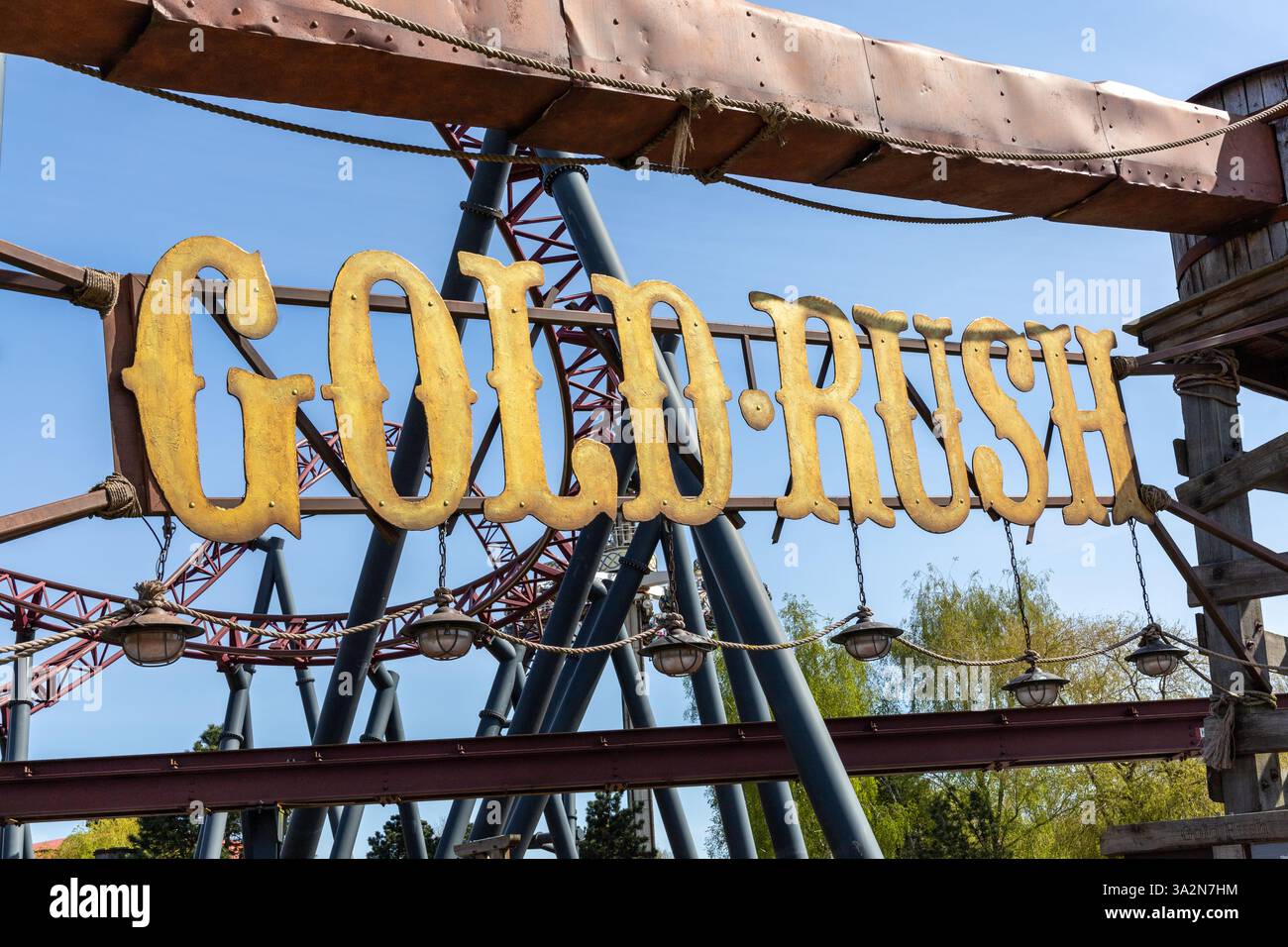 Gold Rush Achterbahn Gold Letter Logoschild am Eingang der Achterbahn im Slagharen Attraction Park. Stockfoto