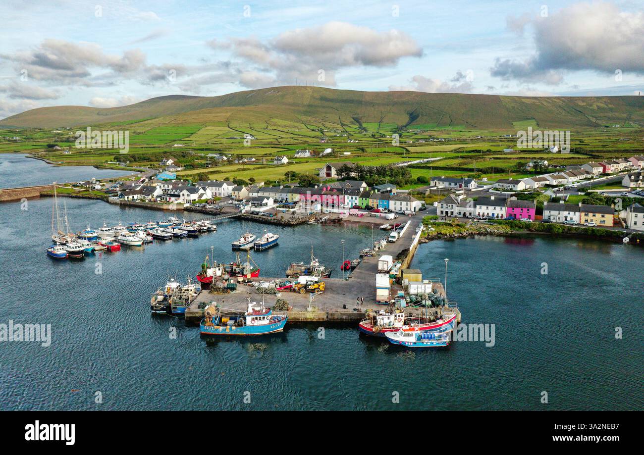 Portmagee Fischerdorf am Ring of Kerry Iveragh Peninsula. County Kerry, Irland. Blick auf die Drohne aus der Luft nach Süden Stockfoto