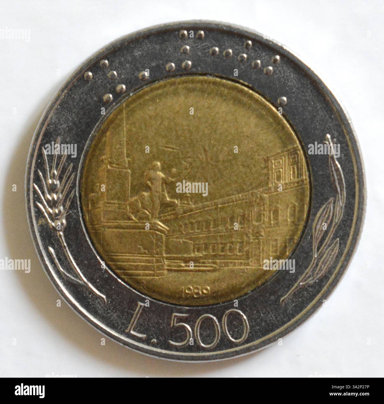 GIFFONI VALLE PIANA, ITALIEN - Juli 1,2023 : Alte Münze Italiens 500 Lire. Stockfoto