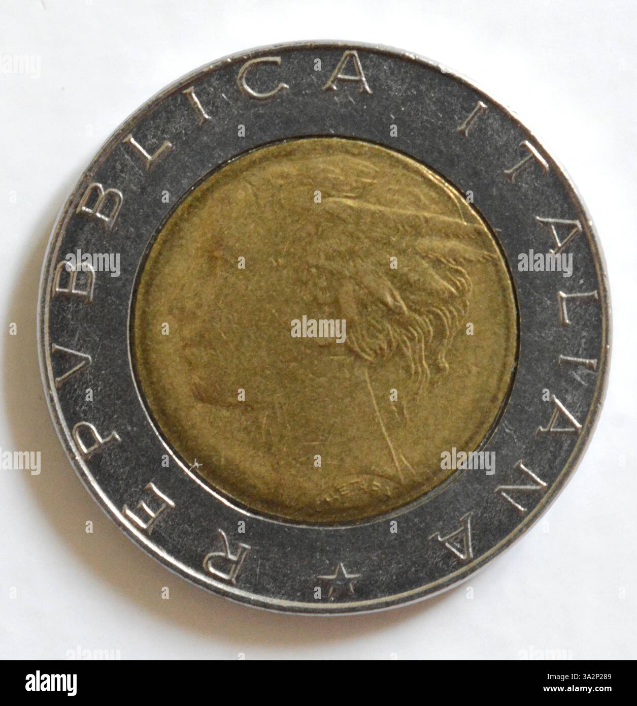 GIFFONI VALLE PIANA, ITALIEN - Juli 1,2023 : Alte Münze Italiens 500 Lire. Stockfoto