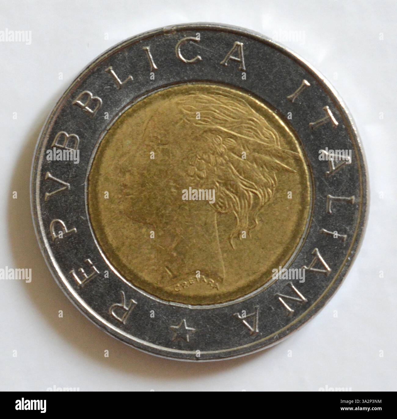 GIFFONI VALLE PIANA, ITALIEN - Juli 1,2023 : Alte Münze Italiens 500 Lire. Stockfoto