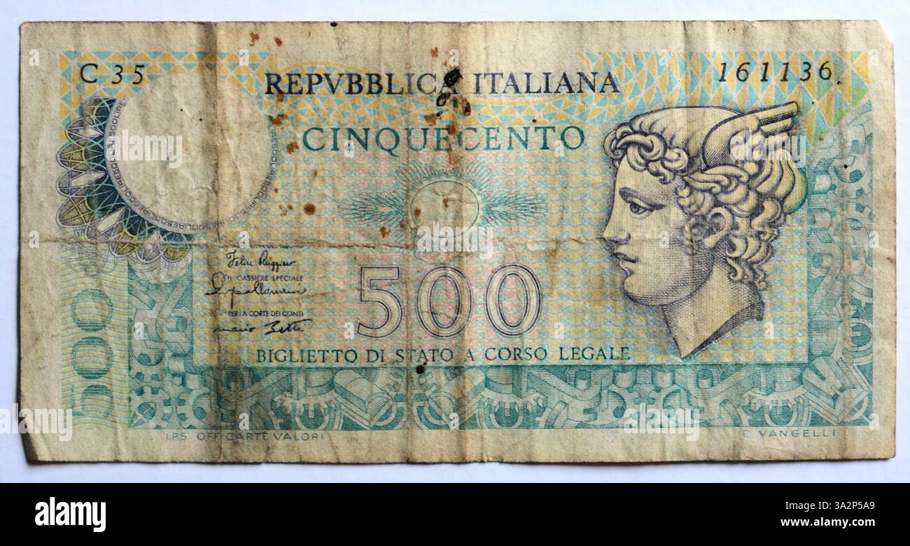 GIFFONI VALLE PIANA, ITALIEN - Juli 1,2023 : Alte italienische 500-Lire-Banknote. Stockfoto