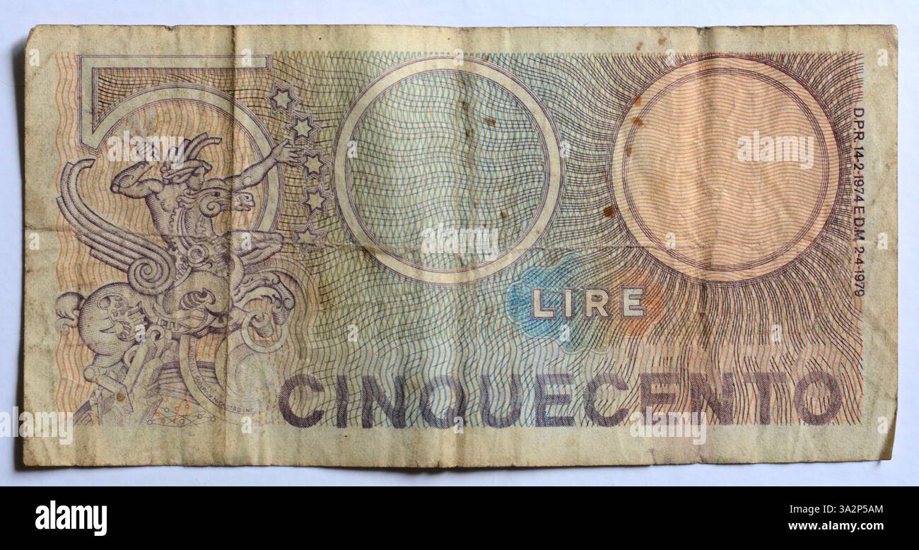 GIFFONI VALLE PIANA, ITALIEN - Juli 1,2023 : Alte italienische 500-Lire-Banknote. Stockfoto
