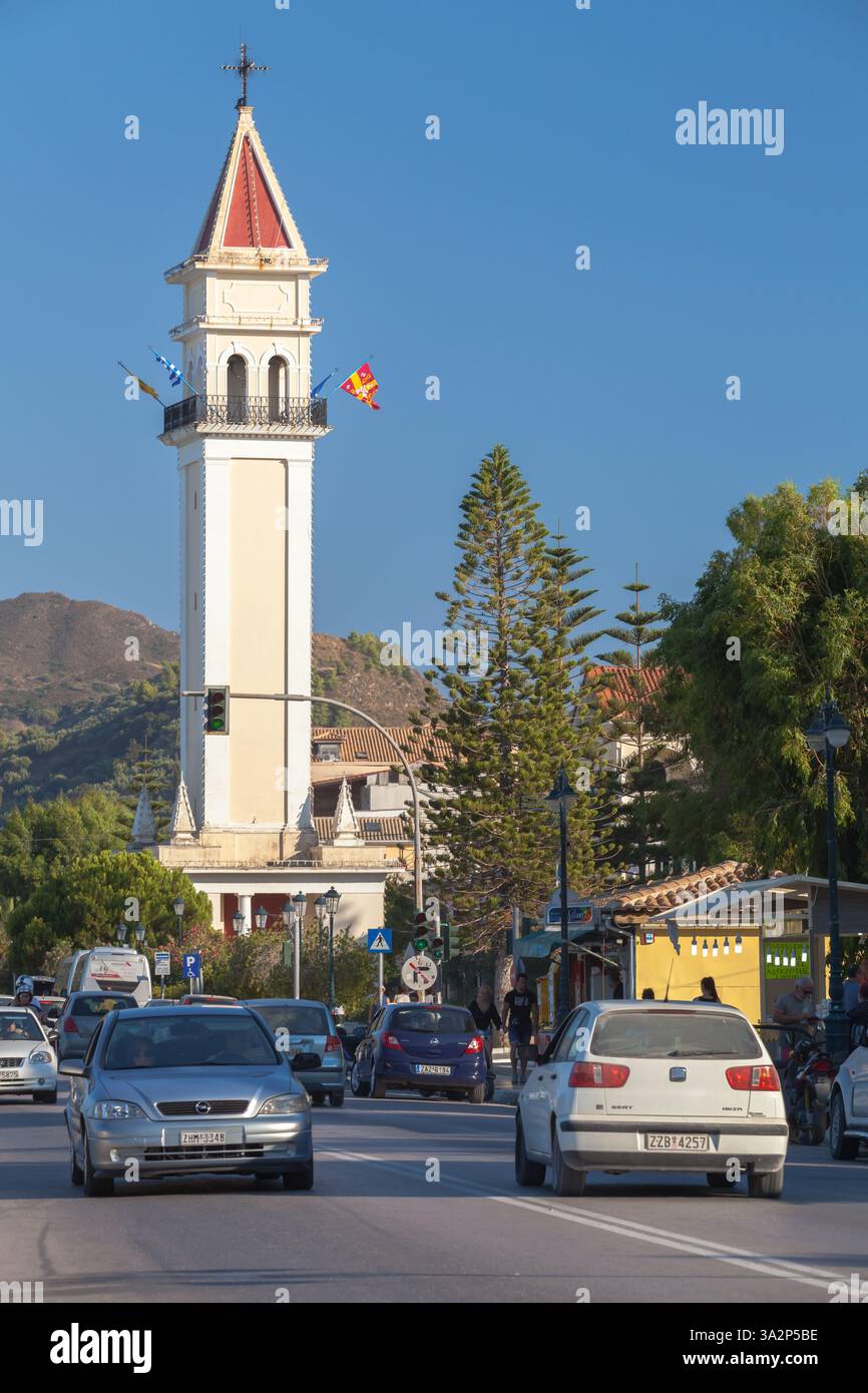 Zakynthos, Griechenland - 14. August 2016: Menschen und Autos sind auf der Küstenstraße des Hafens von Zante, vertikales Foto Stockfoto