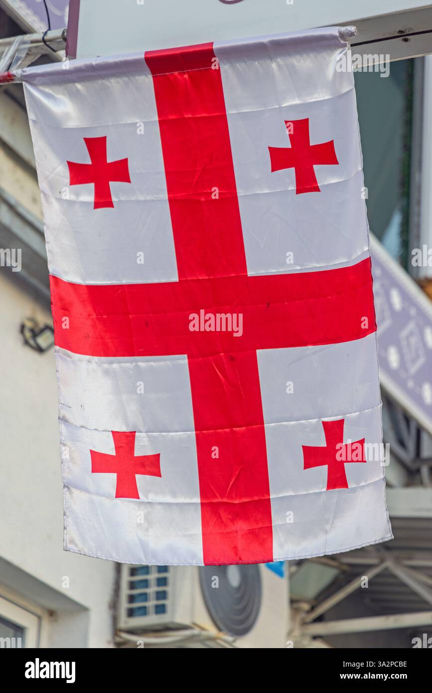 Rotes Kreuz am weißen Hintergrund der Flagge der Republik Georgien Stockfoto