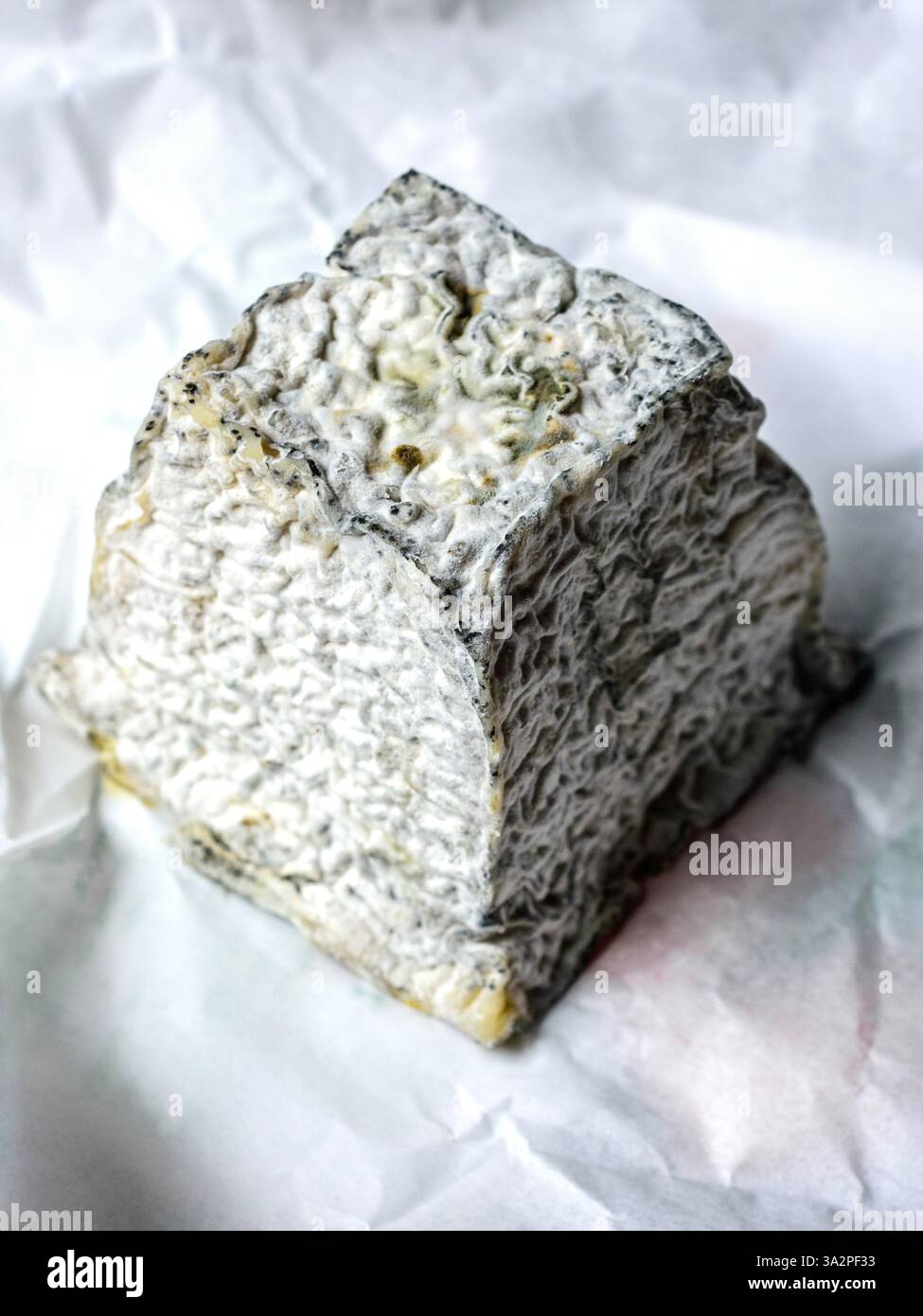 Stück eines abgeschnittenen Pyramidenziegen-Käses, der traditionell Valencay - Sud-Touraine, Frankreich genannt wird. Stockfoto
