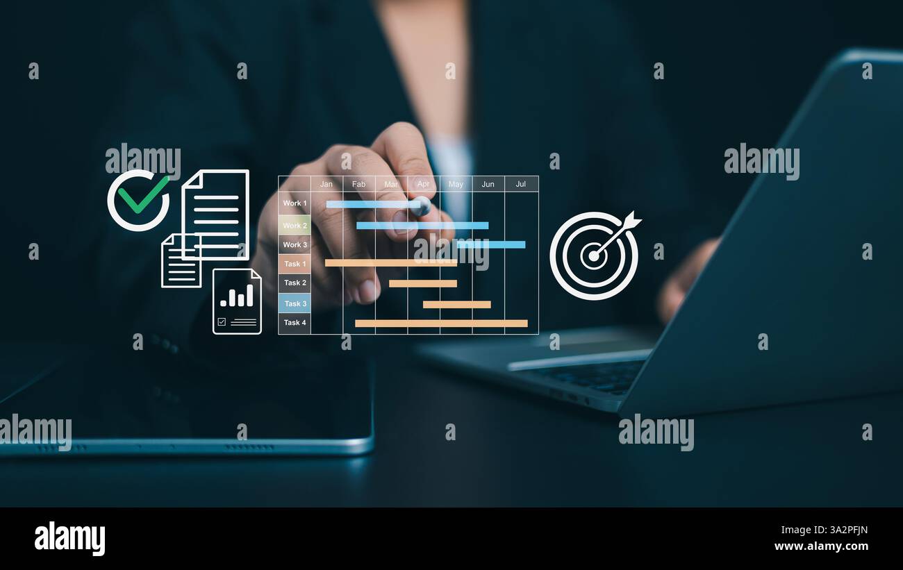 Projektmanagement-Tool und Arbeitszeitplan-Konzept, Planungssoftware, Geschäftsmann verwenden Laptop, um Arbeitsprojekte zu verwalten und Aufgaben mit gantt ch zu aktualisieren Stockfoto