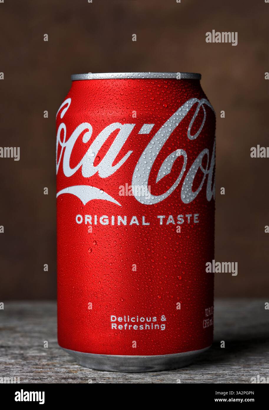IRVINE, KALIFORNIEN - 12. März 2025: Nahaufnahme einer Coca-Cola-Dose mit Kondensation. Stockfoto