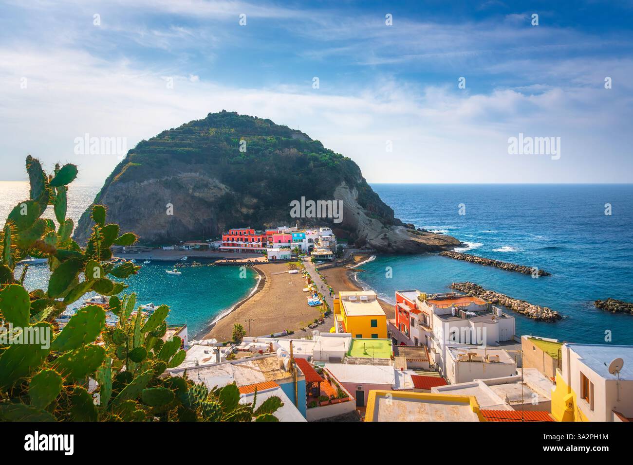 Insel Ischia, Strand und Insel Sant Angelo. Reiseziel in der Inselgruppe der Phlegräischen Inseln in der Nähe des Golfs von Neapel in der Region Kampanien, Italien Stockfoto