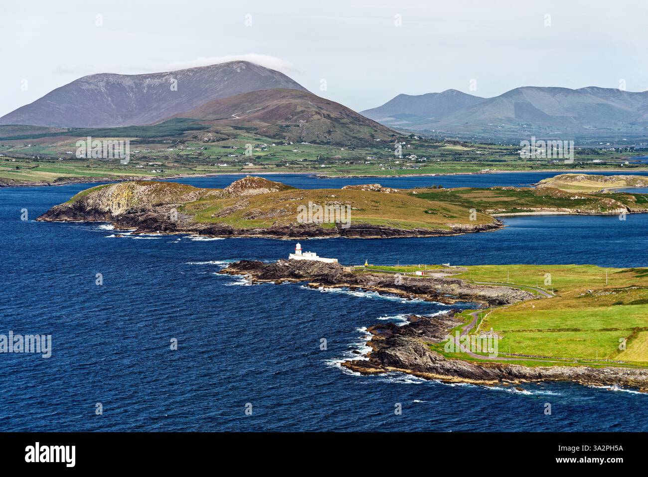 Cromwell Point Lighthouse, Valentia Island, County Kerry, Irland. Nordöstlich über den nördlichen Eingang zum Hafen von Valentia zum Berg Knocknadobar Stockfoto