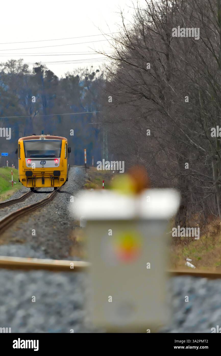 Regionalzug des Staatsunternehmens Ceske drahy oder der Tschechischen Eisenbahn in der Nähe des Bahnhofs. Großer Eisenbahnbetreiber in der Tschechischen Republik. Stockfoto