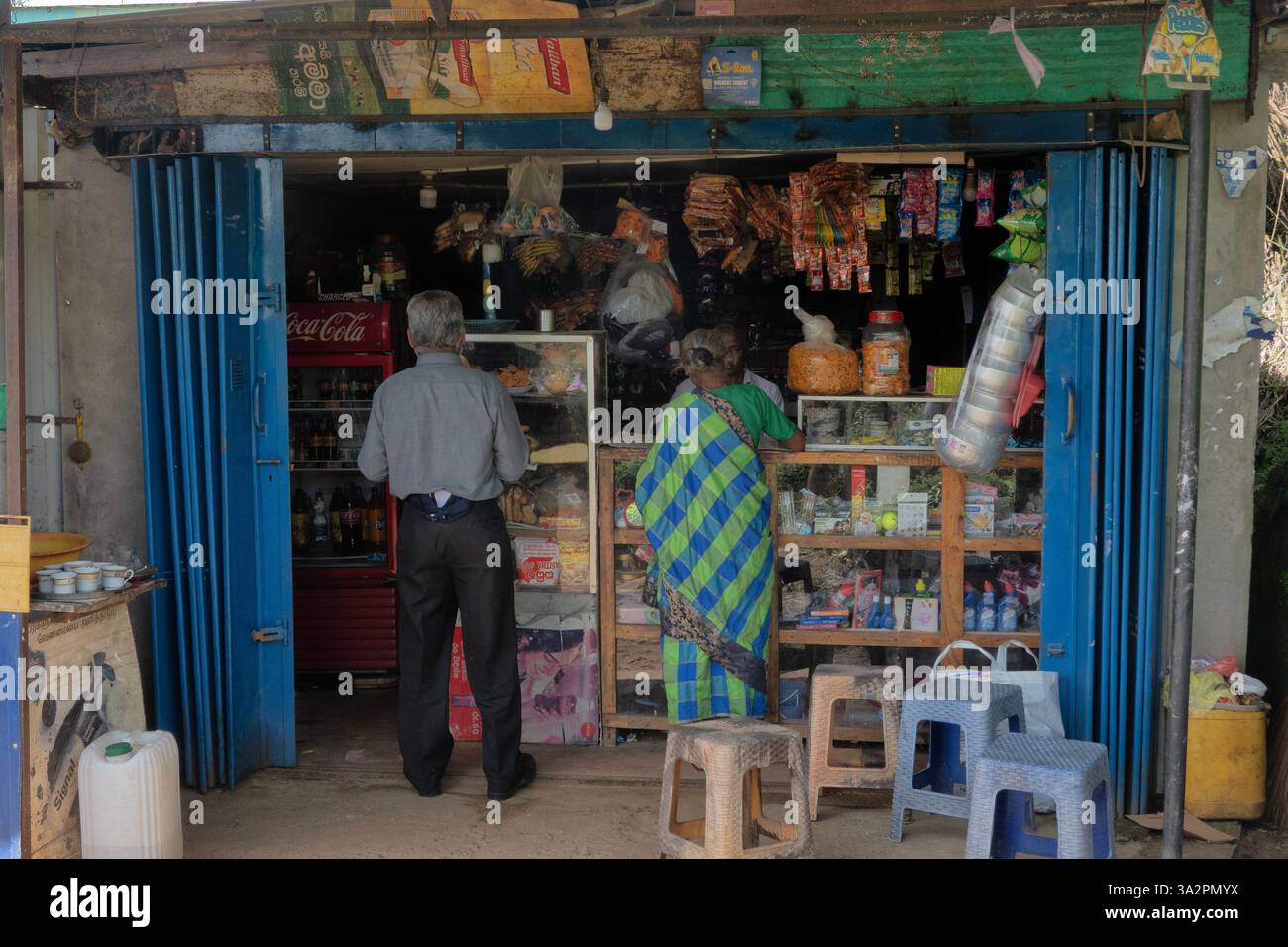 Lokaler 'kade'-Shop, Haputhale, Sri Lanka Stockfoto