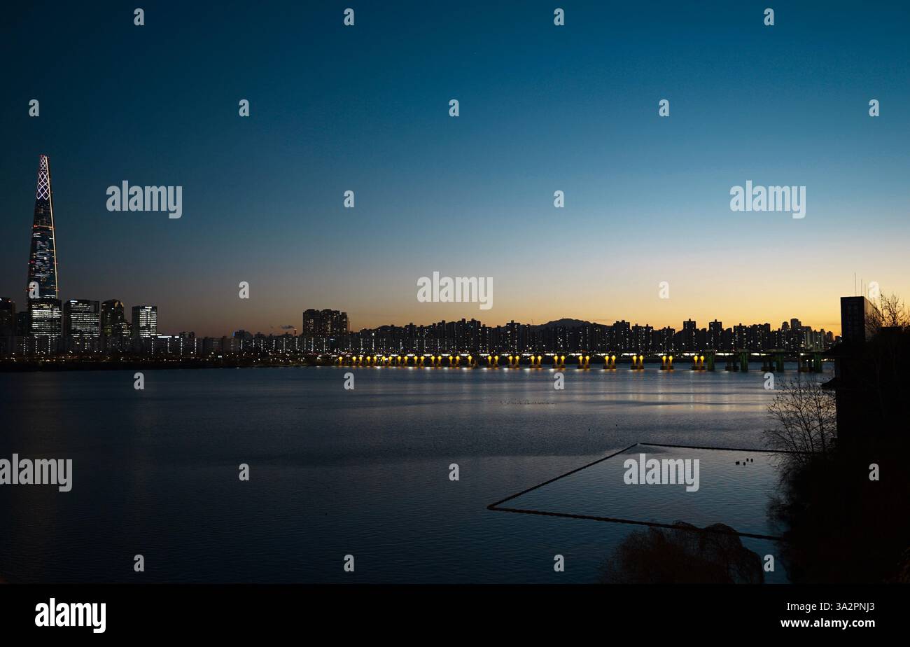 Lotte Tower mit Blick auf den Fluss Han in Seoul, Südkorea Stockfoto