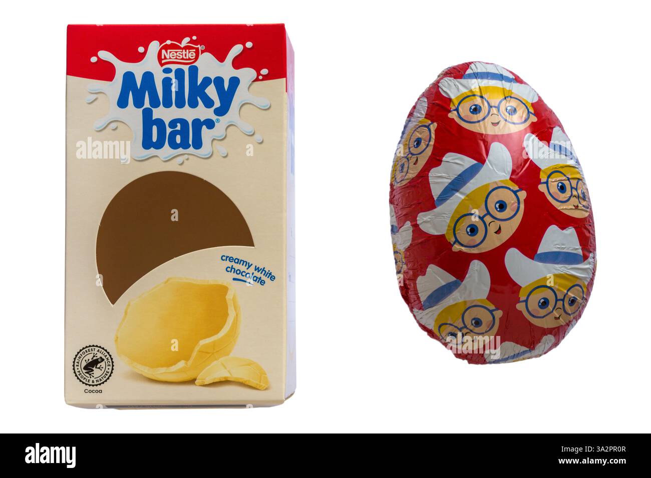 Nestle Milky Bar Ei weiß Schokolade Osterei cremige weiße Schokolade mit Ei entfernt aus Box isoliert auf weißem Hintergrund - Osterkonzept Stockfoto