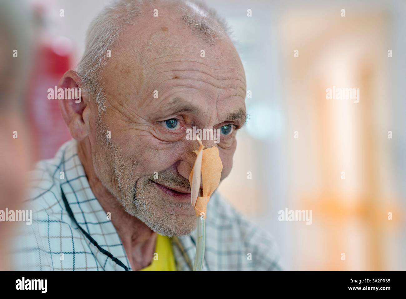 Patient mit Nasogastraltubus auf Krankenhausbett, der auf die Behandlung wartet. Positive Nahaufnahme eines älteren Mannes, der auf eine Operation wartet. Enthusiastischer Ansatz Stockfoto