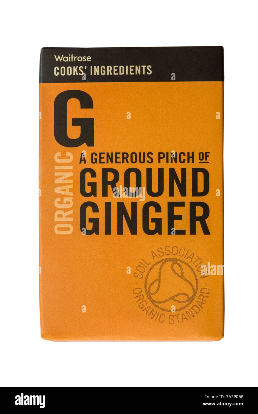 Paket mit einer großzügigen Prise Bio gemahlenen Ingwer aus Waitrose Cooks Zutaten isoliert auf weißem Hintergrund Stockfoto