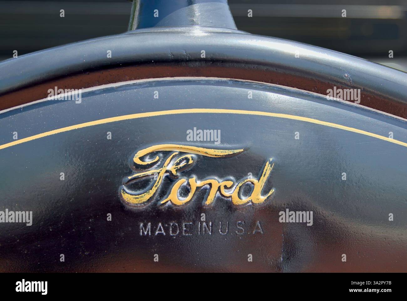 Nahaufnahme von „Made in USA“, Ford-Logo auf Modell T-Kühler – Key West, Florida, Juni 2010 Stockfoto