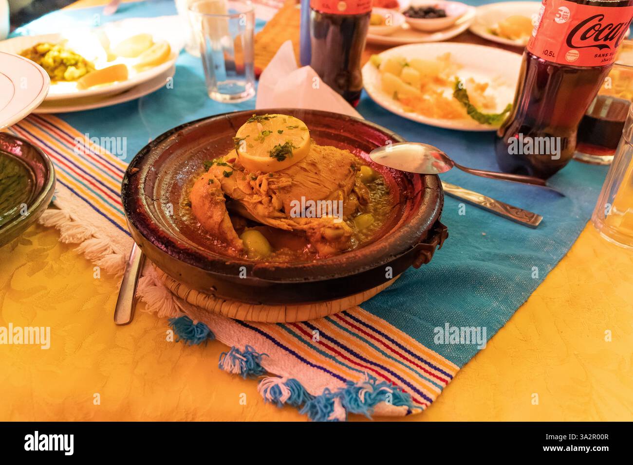 Traditionelle marokkanische Tajine mit Hühnchen mit getrockneten Früchten und Gewürzen Stockfoto